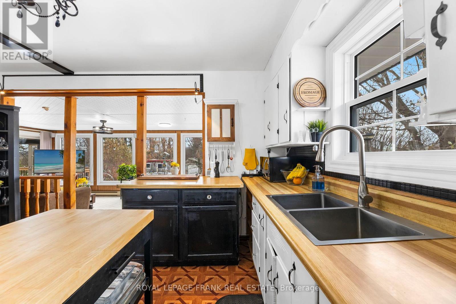 1704 King Street, Scugog, ON - Indoor Photo Showing Kitchen With Double Sink