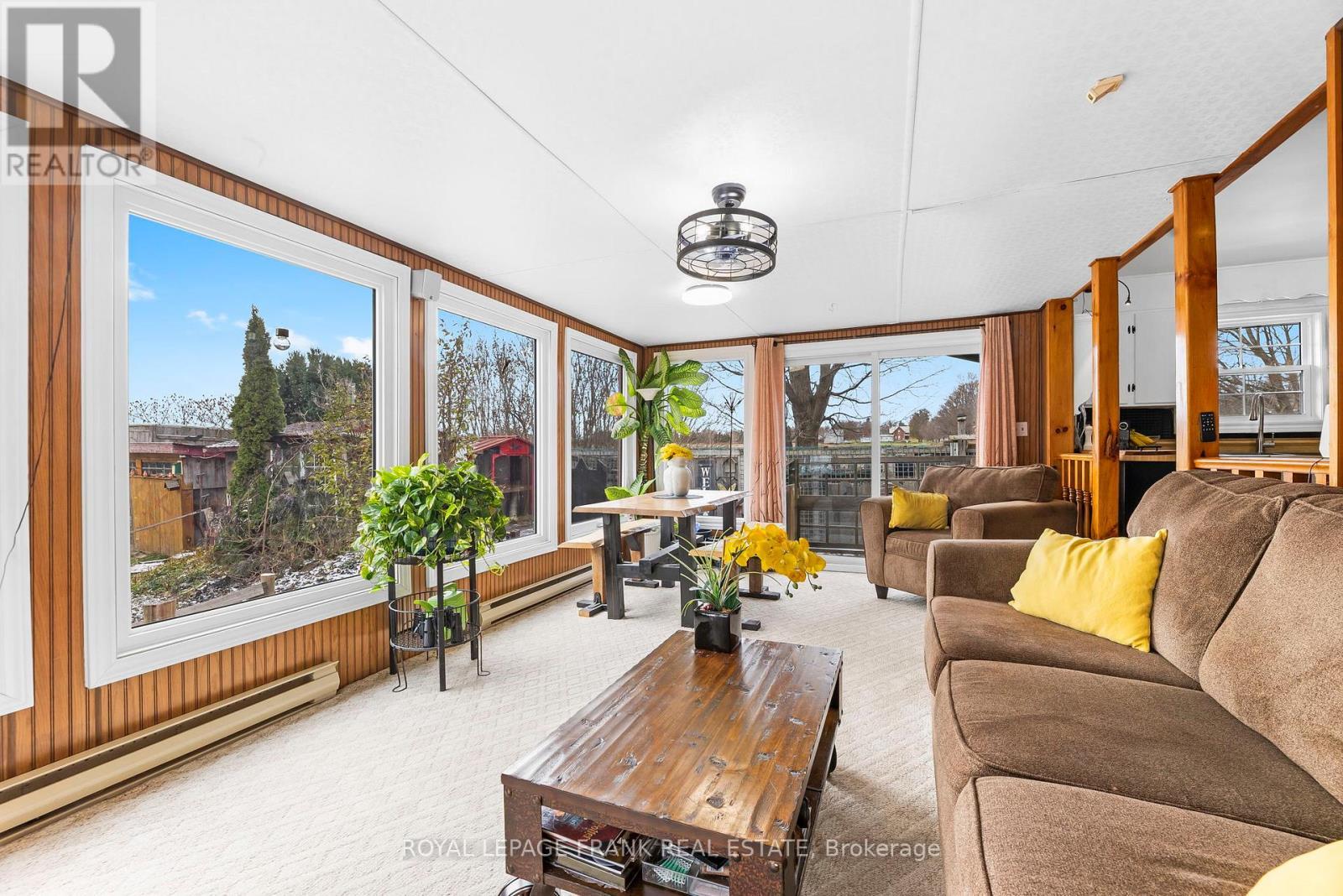 1704 King Street, Scugog, ON - Indoor Photo Showing Living Room