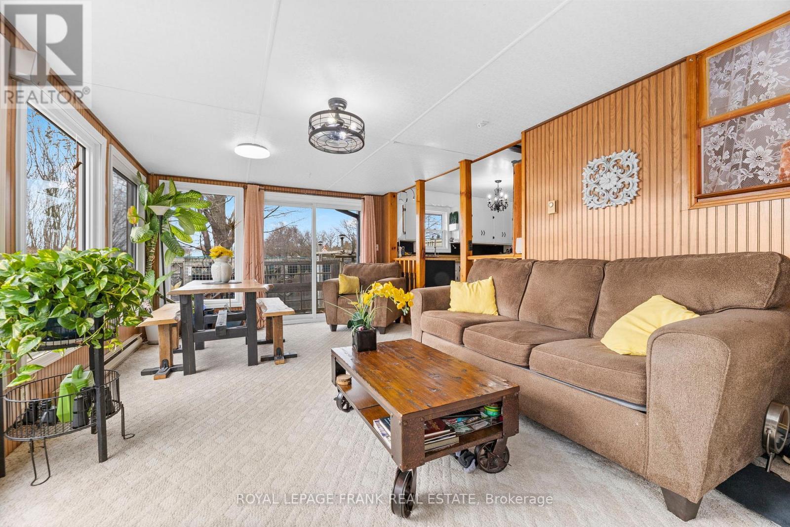 1704 King Street, Scugog, ON - Indoor Photo Showing Living Room