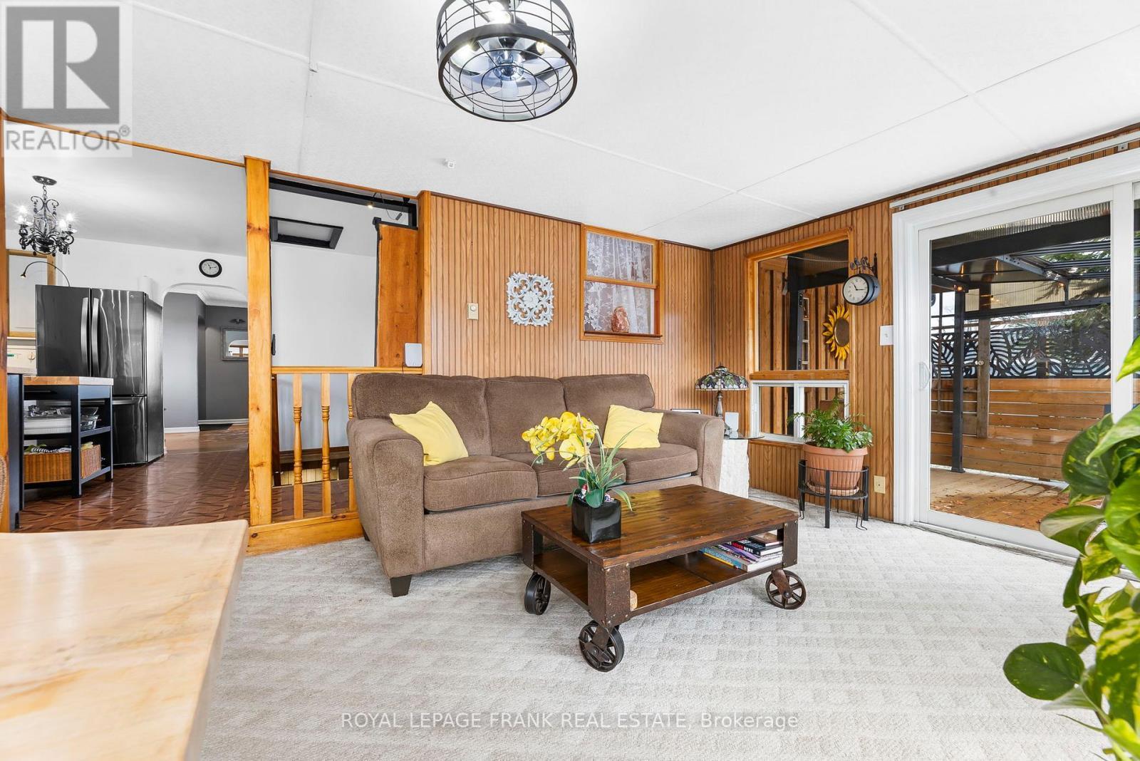 1704 King Street, Scugog, ON - Indoor Photo Showing Living Room