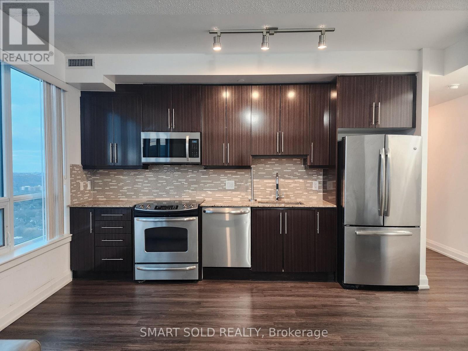 Ph202 - 7171 Yonge Street, Markham, ON - Indoor Photo Showing Kitchen With Upgraded Kitchen