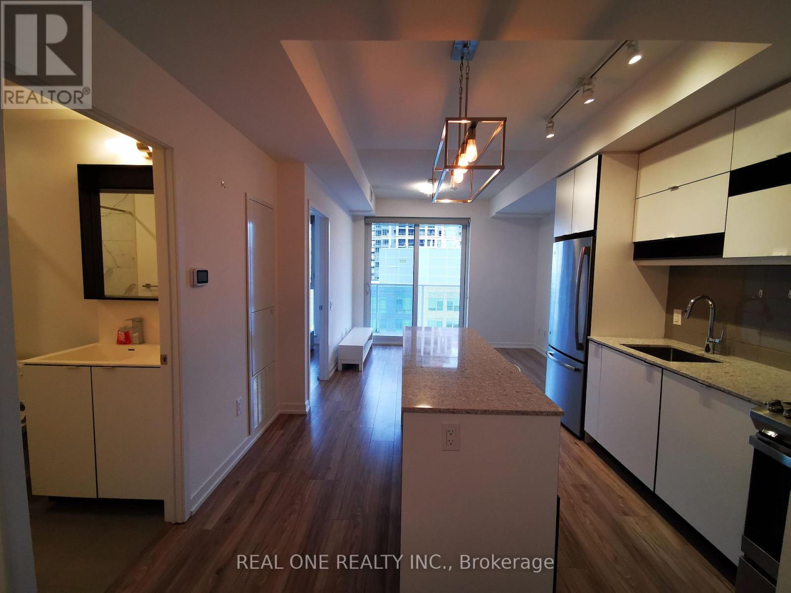 1907 - 4065 Confederation Parkway, Mississauga, ON - Indoor Photo Showing Kitchen