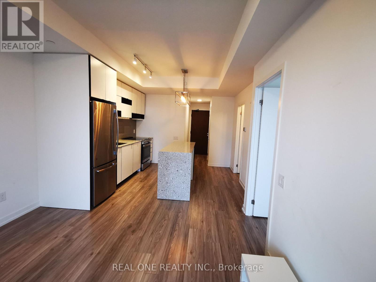 1907 - 4065 Confederation Parkway, Mississauga, ON - Indoor Photo Showing Kitchen