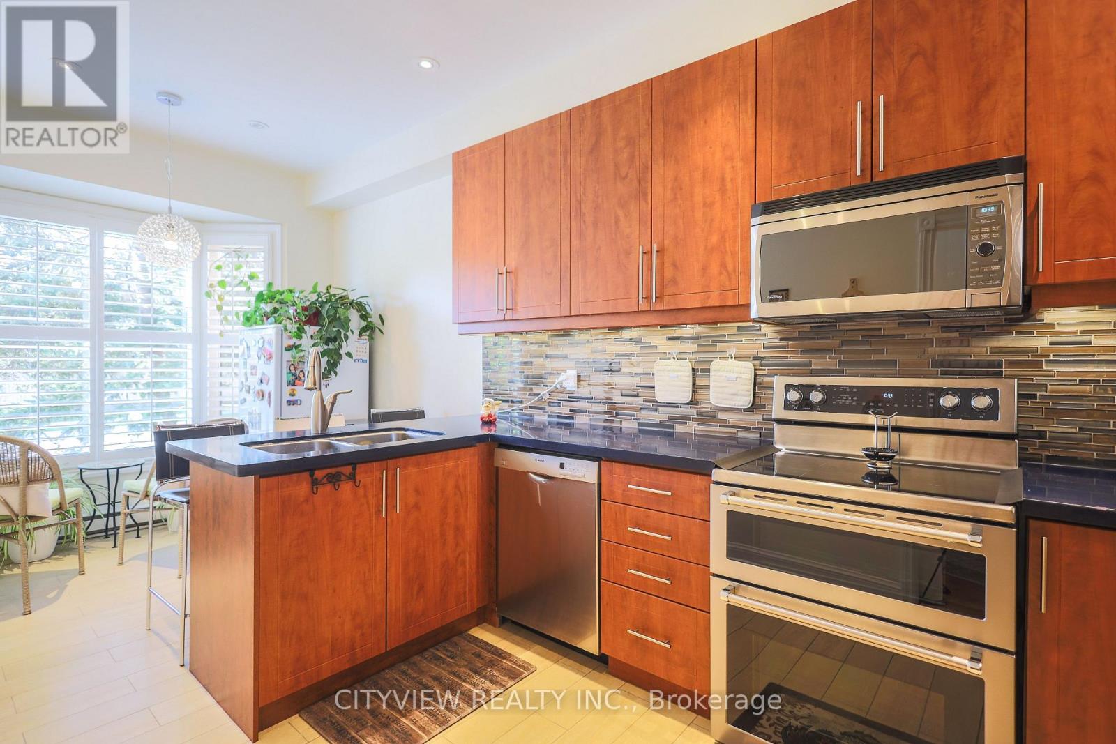 3593 Kariya Drive, Mississauga, ON - Indoor Photo Showing Kitchen With Double Sink