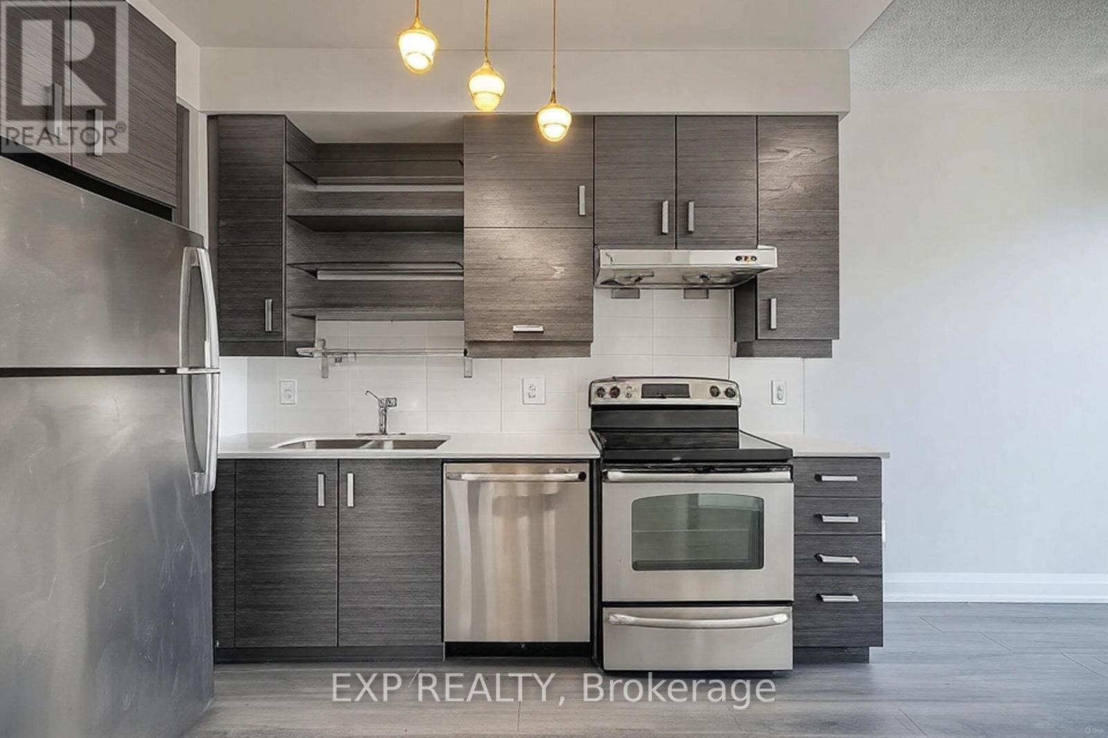 523 - 8228 Birchmount Road, Markham, ON - Indoor Photo Showing Kitchen With Double Sink With Upgraded Kitchen