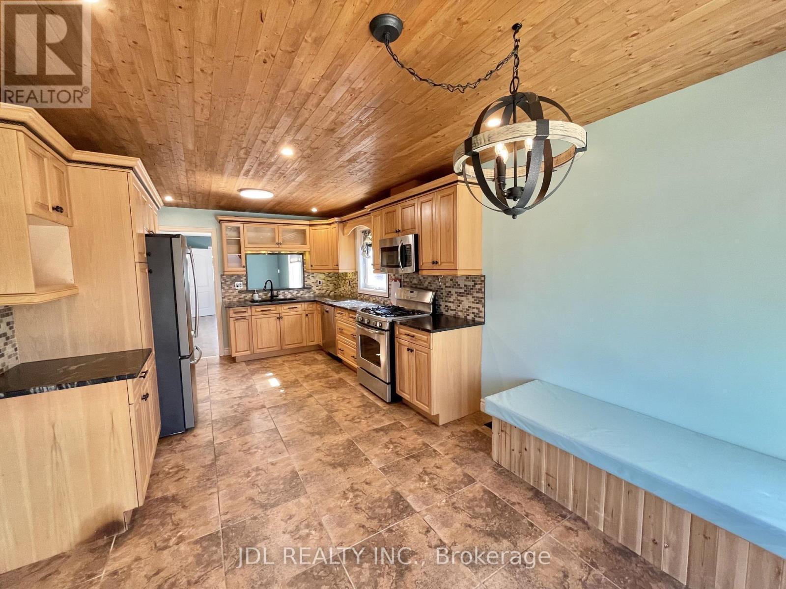 Upper - 241 Emms Drive, Barrie, ON - Indoor Photo Showing Kitchen