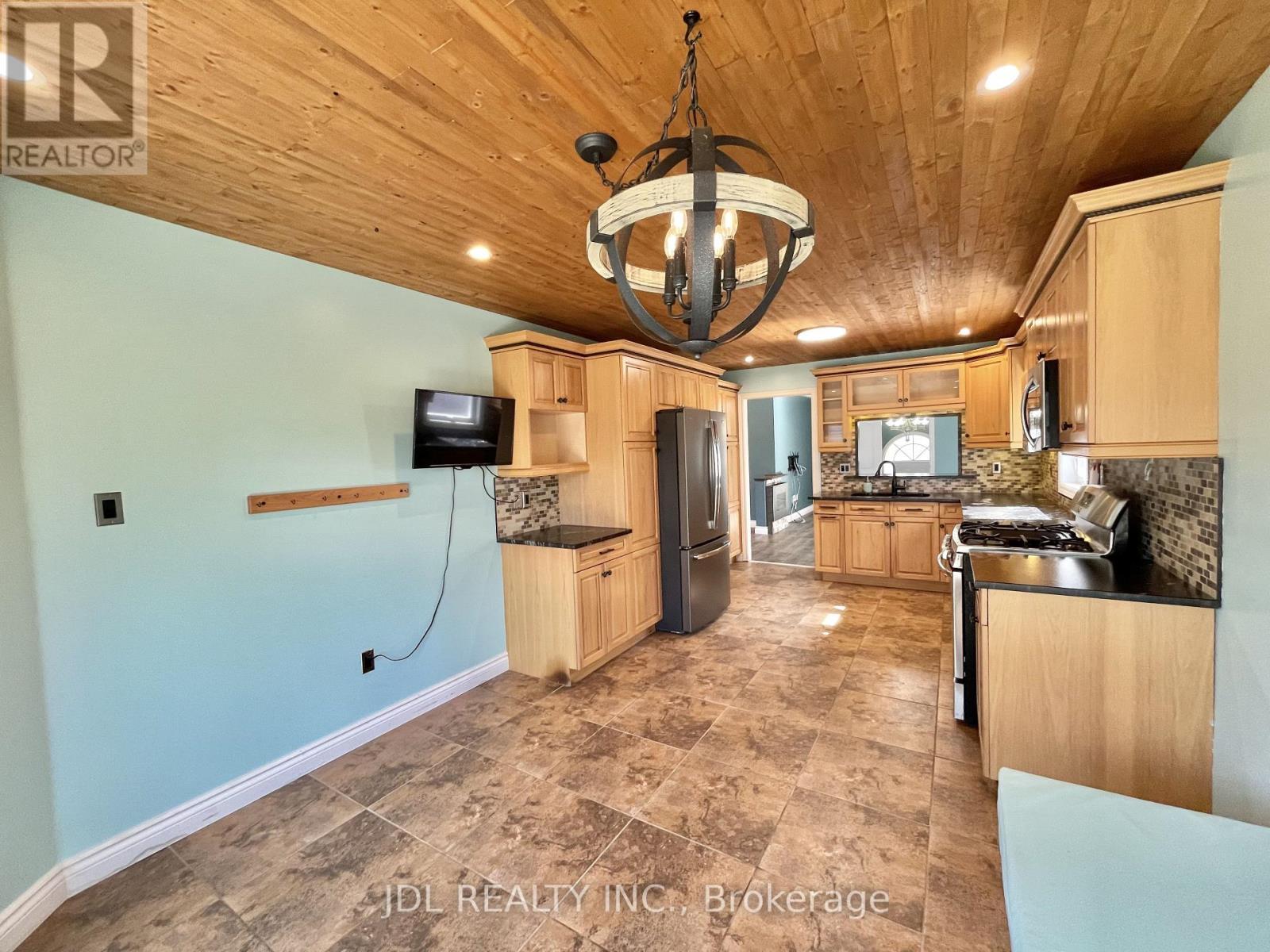 Upper - 241 Emms Drive, Barrie, ON - Indoor Photo Showing Kitchen
