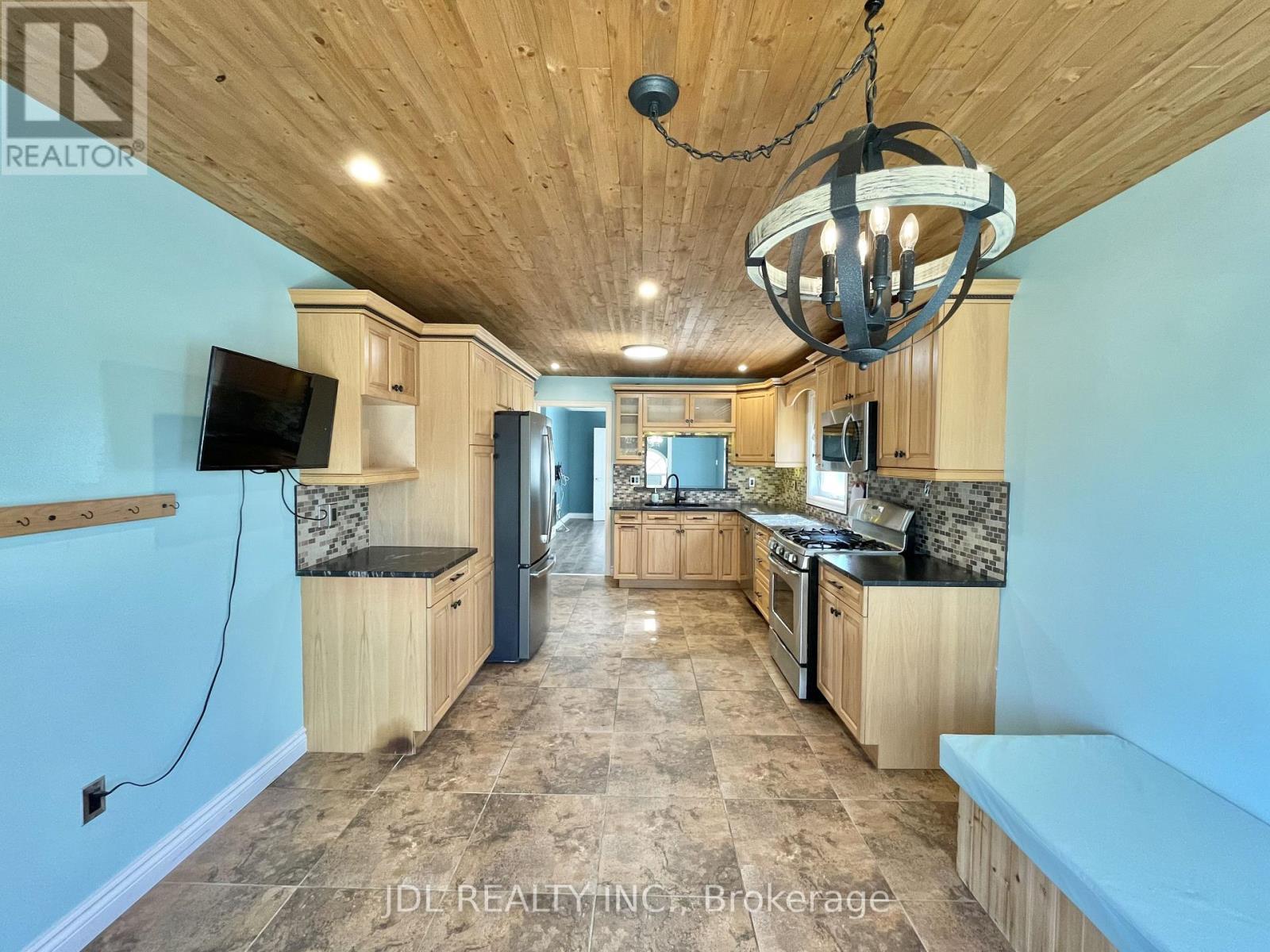 Upper - 241 Emms Drive, Barrie, ON - Indoor Photo Showing Kitchen