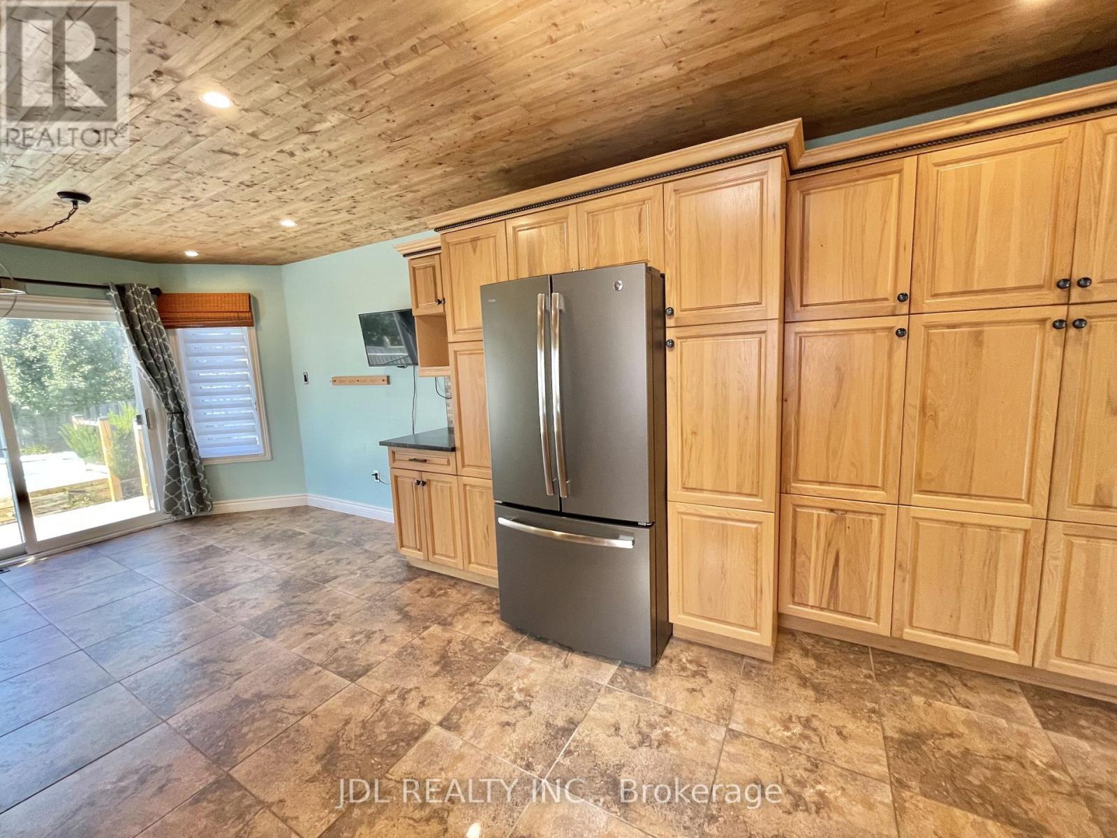 Upper - 241 Emms Drive, Barrie, ON - Indoor Photo Showing Kitchen