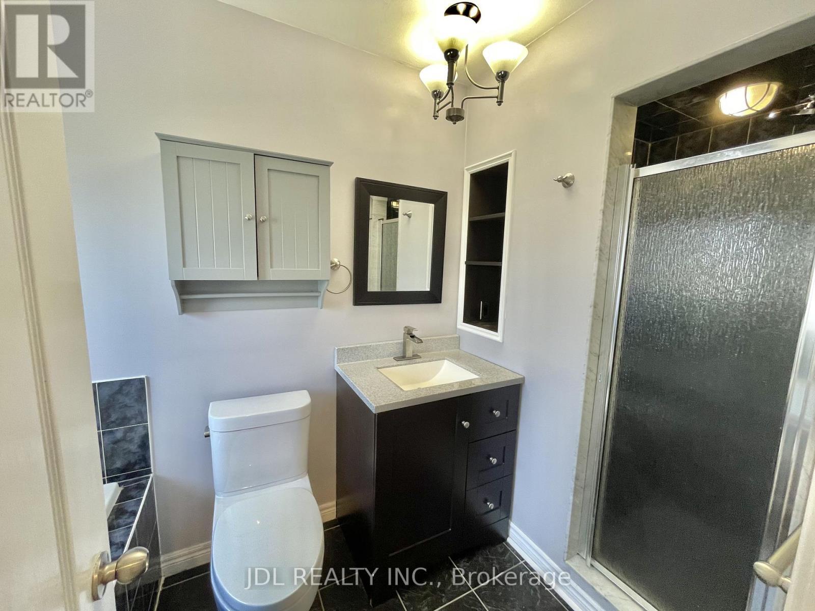 Upper - 241 Emms Drive, Barrie, ON - Indoor Photo Showing Bathroom
