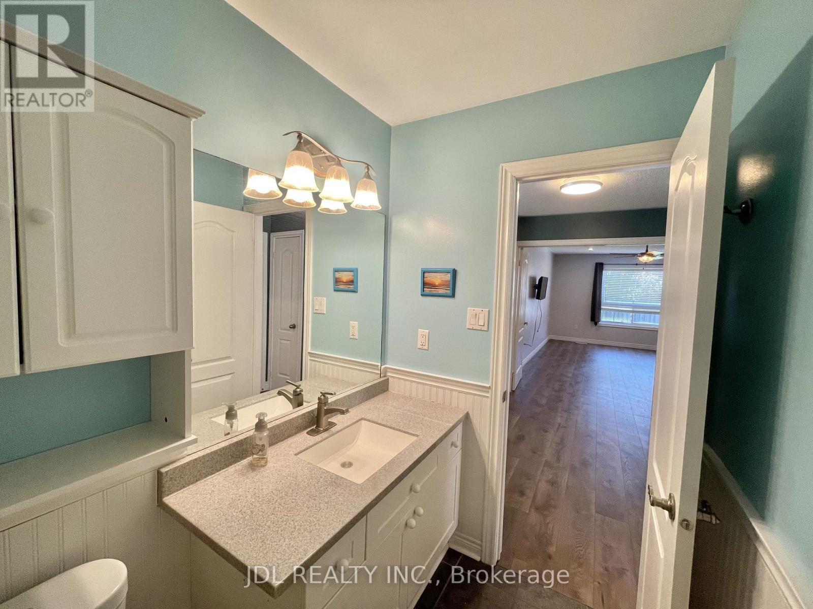 Upper - 241 Emms Drive, Barrie, ON - Indoor Photo Showing Bathroom