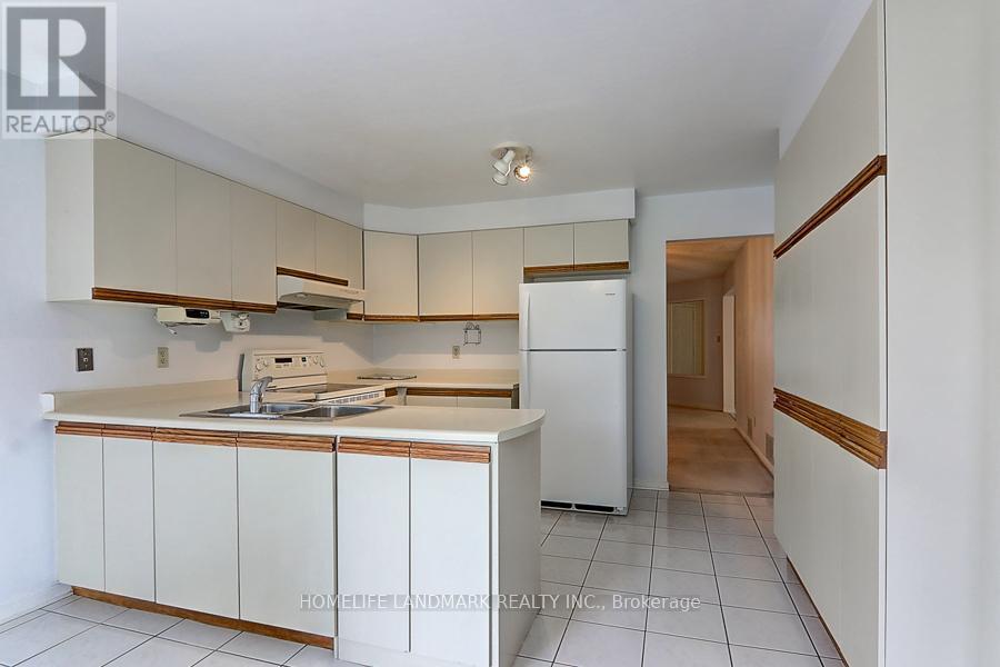 3586 Italia Crescent, Mississauga, ON - Indoor Photo Showing Kitchen With Double Sink