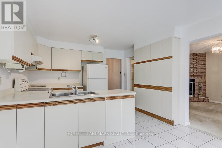 3586 Italia Crescent, Mississauga, ON - Indoor Photo Showing Kitchen With Double Sink