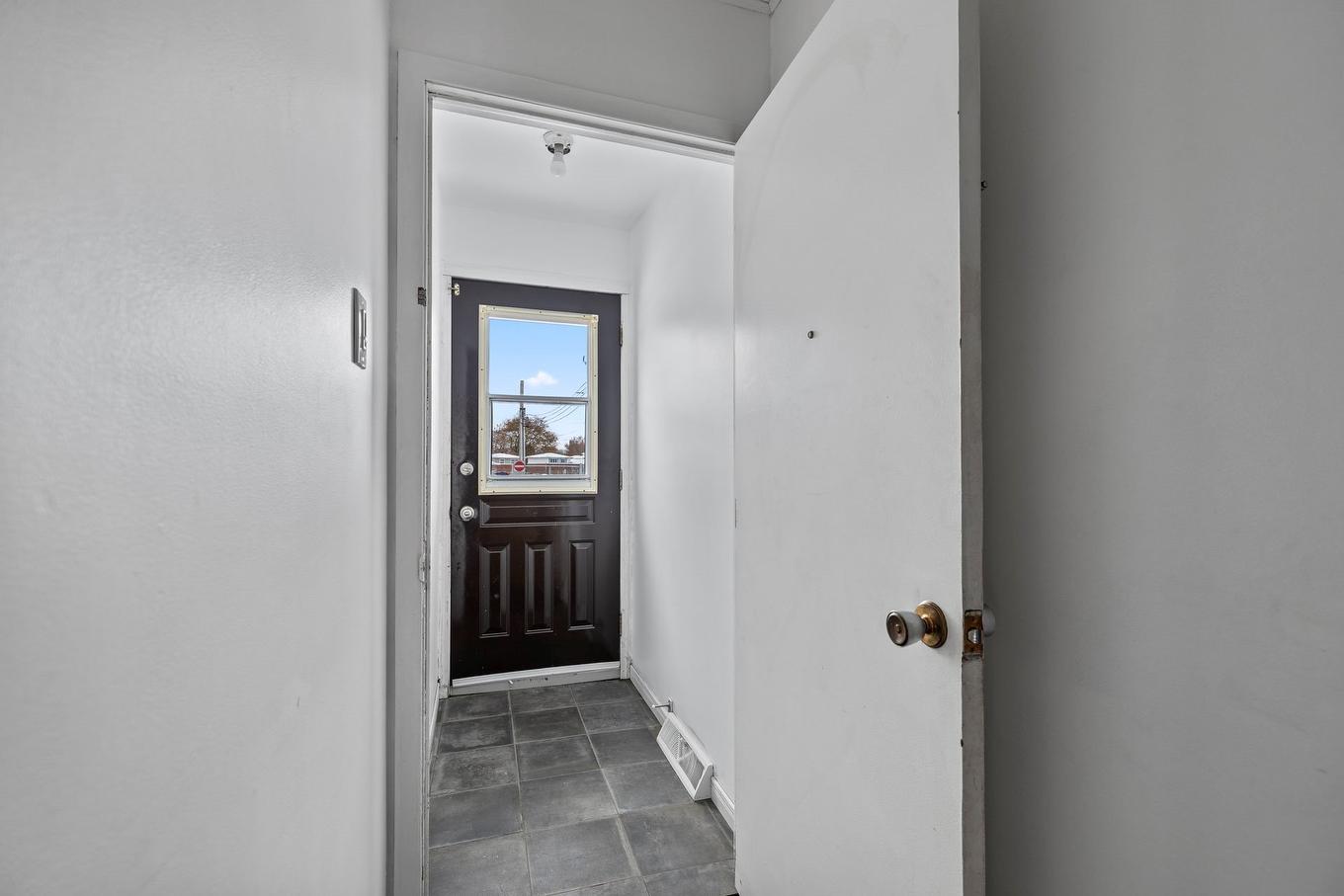 Exterior entrance - 133 - 135 Av. De Georgia Crescent, Pointe-Claire, QC - Indoor Photo Showing Other Room