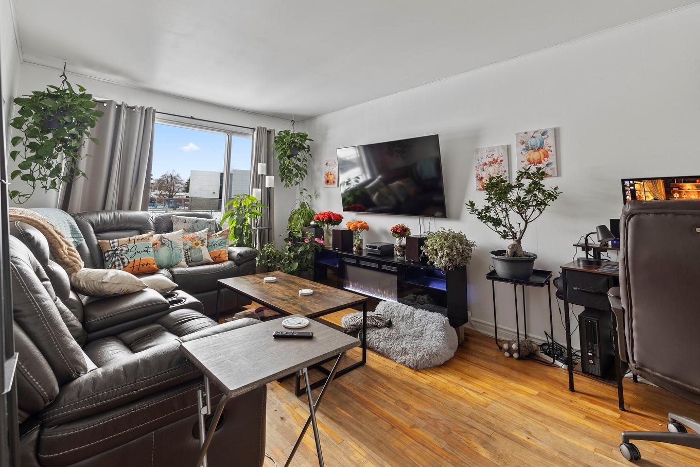 Living room - 133 - 135 Av. De Georgia Crescent, Pointe-Claire, QC - Indoor Photo Showing Living Room