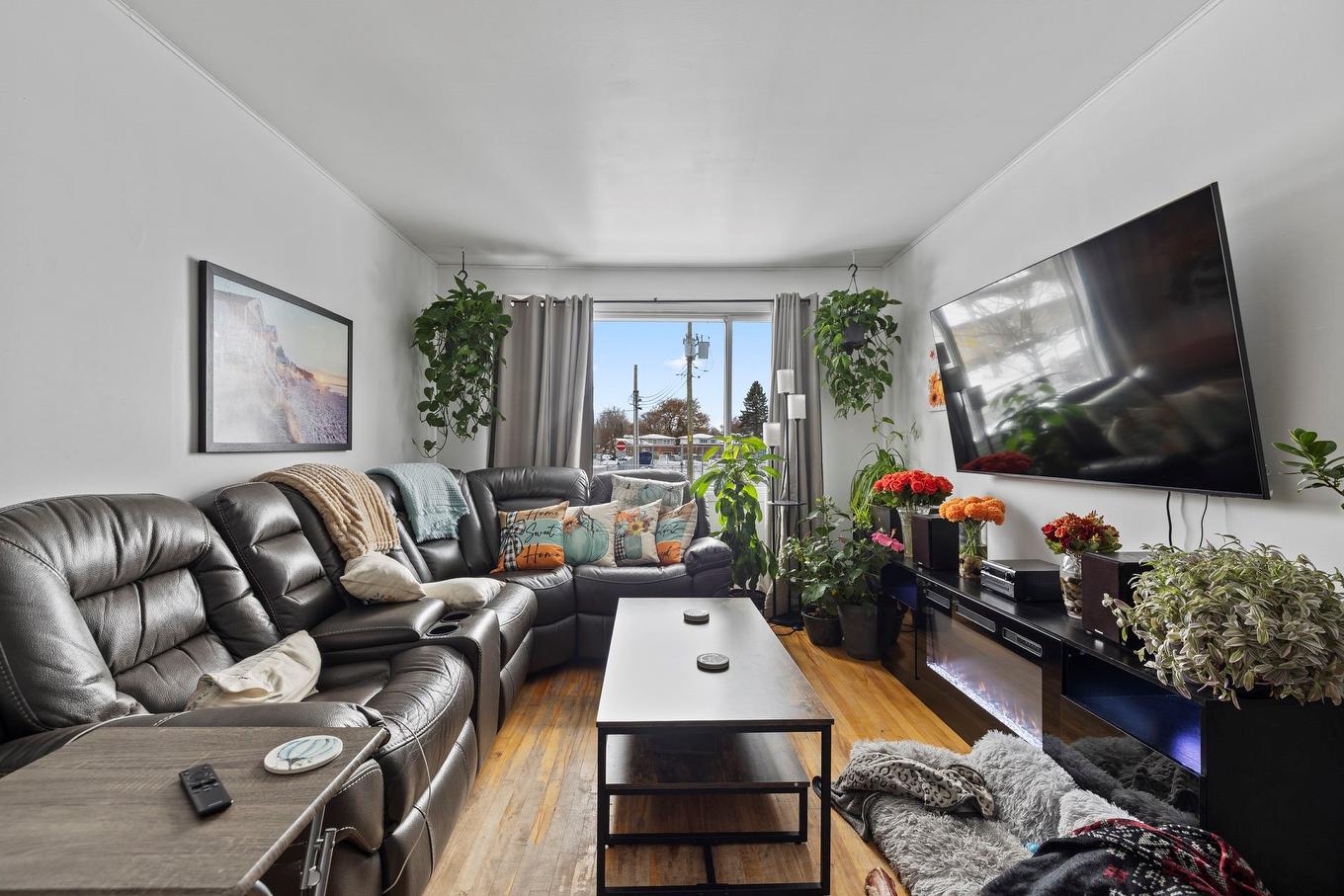 Living room - 133 - 135 Av. De Georgia Crescent, Pointe-Claire, QC - Indoor Photo Showing Living Room