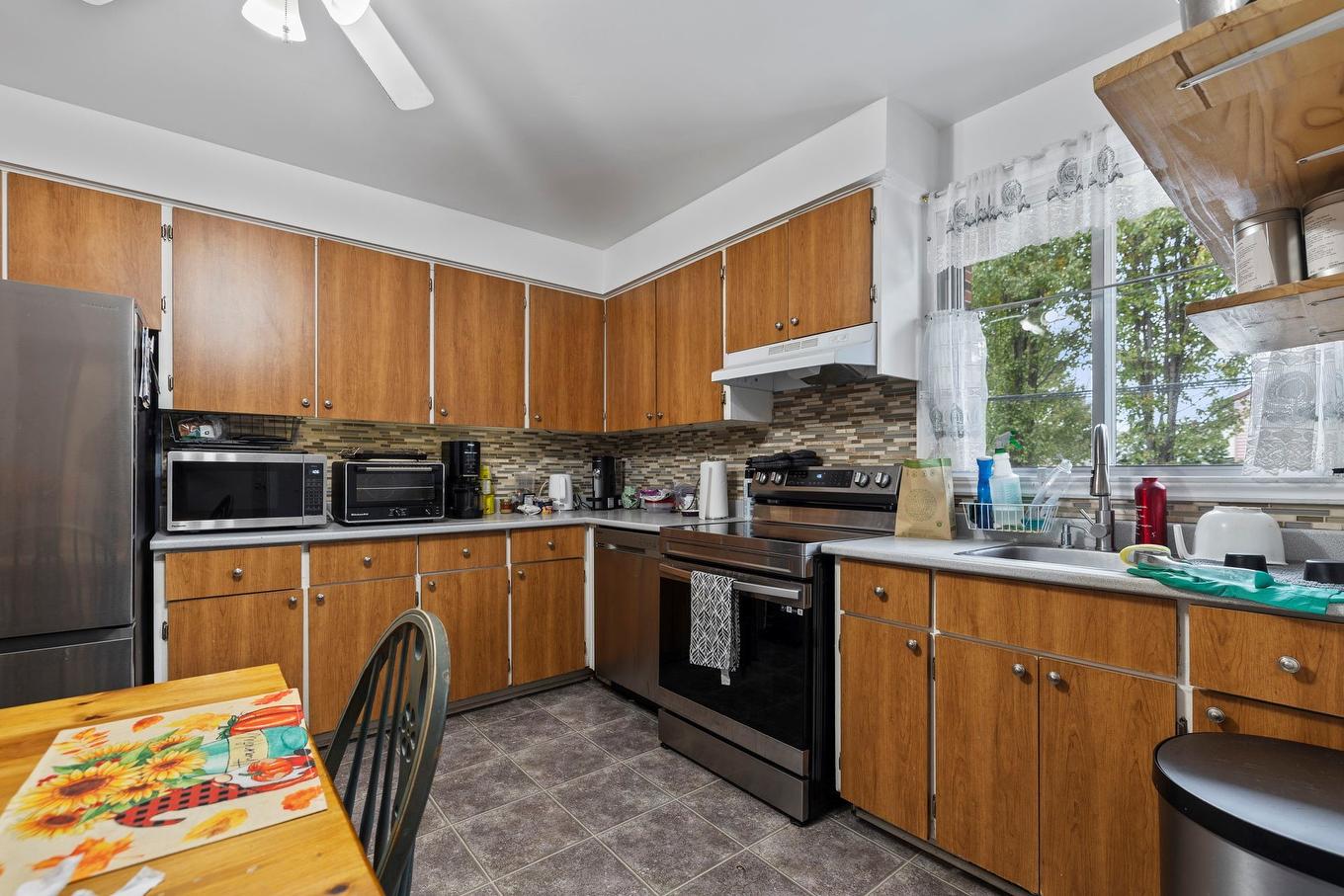 Kitchen - 133 - 135 Av. De Georgia Crescent, Pointe-Claire, QC - Indoor Photo Showing Kitchen