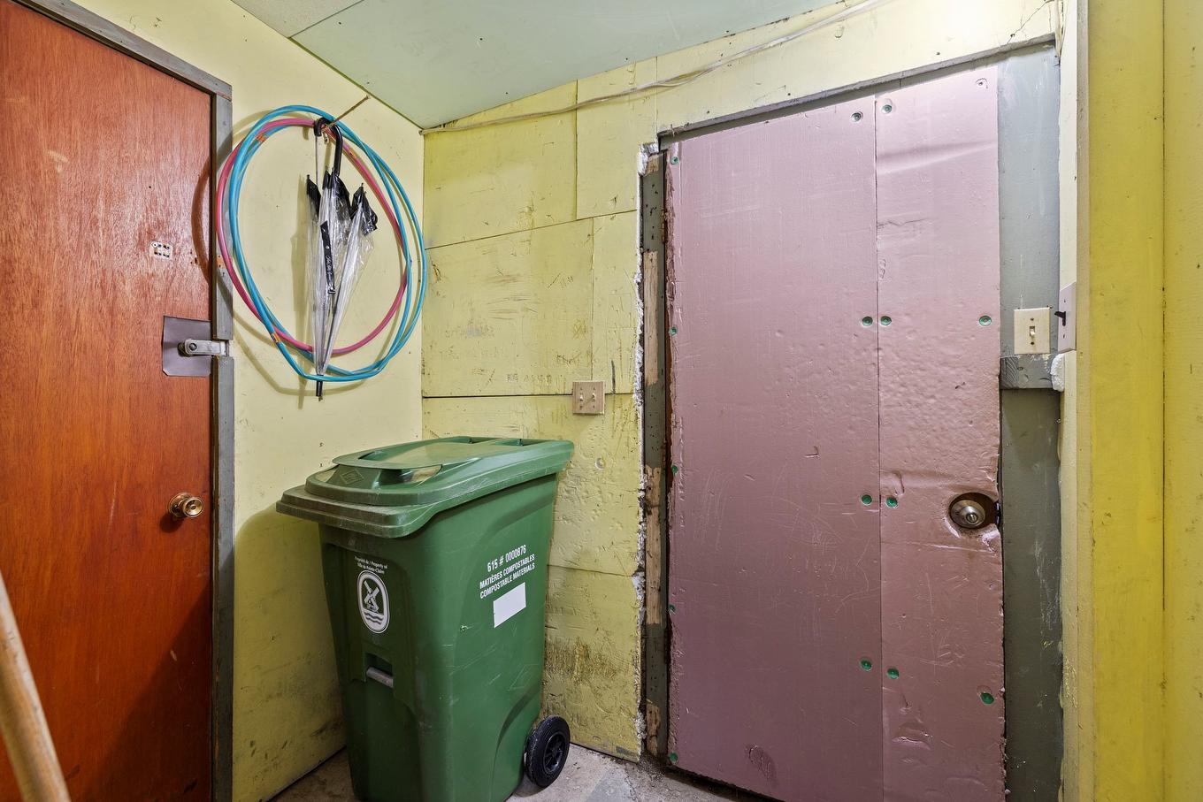 Storage - 133 - 135 Av. De Georgia Crescent, Pointe-Claire, QC - Indoor