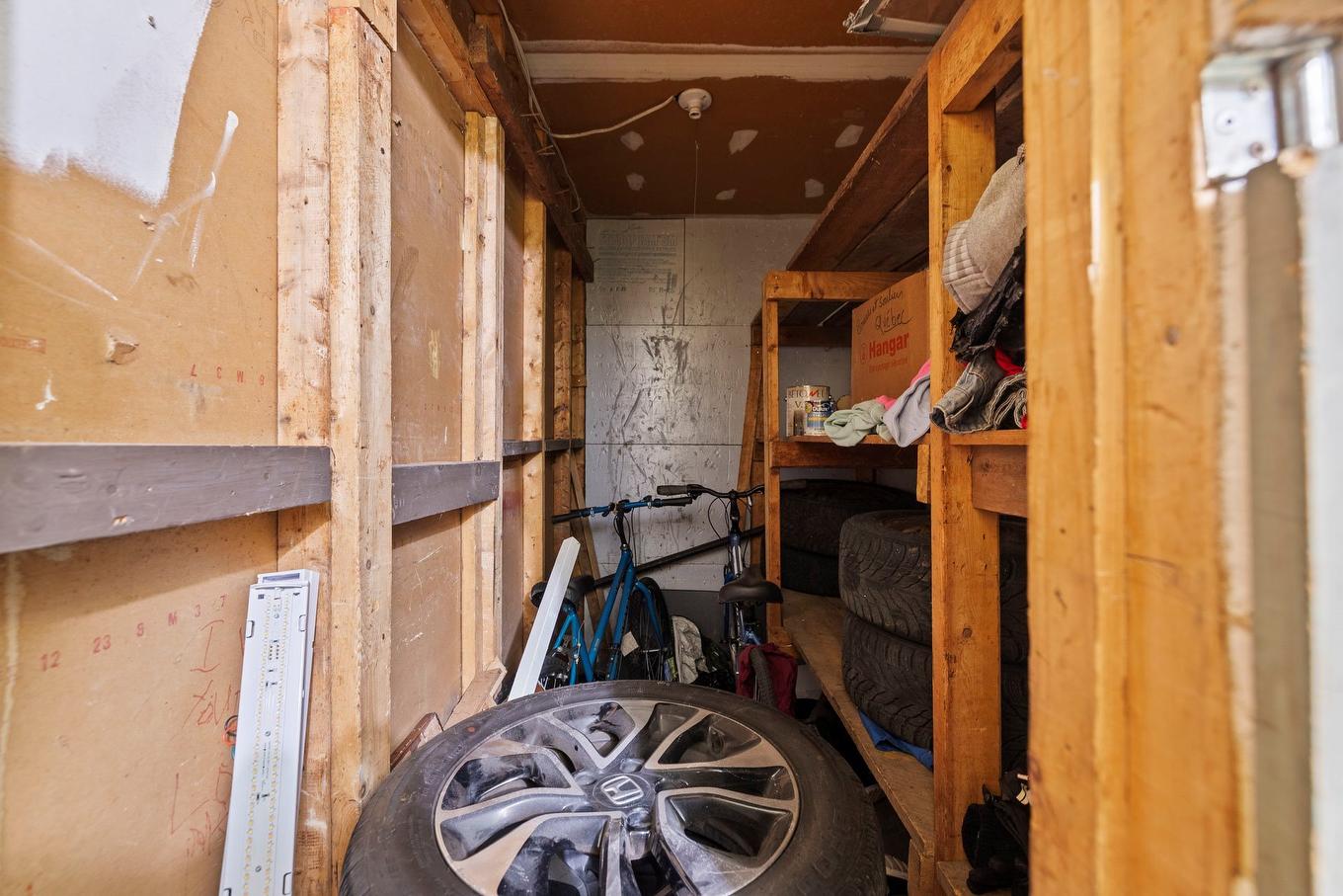 Storage - 133 - 135 Av. De Georgia Crescent, Pointe-Claire, QC - Indoor