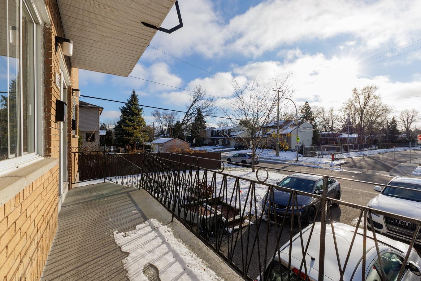 Exterior entrance - 133 - 135 Av. De Georgia Crescent, Pointe-Claire, QC - Outdoor With Exterior