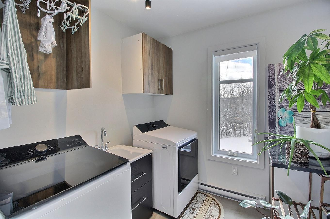 Salle de lavage - 4396 Rue Marcheterre, Ascot Corner, QC - Indoor Photo Showing Laundry Room