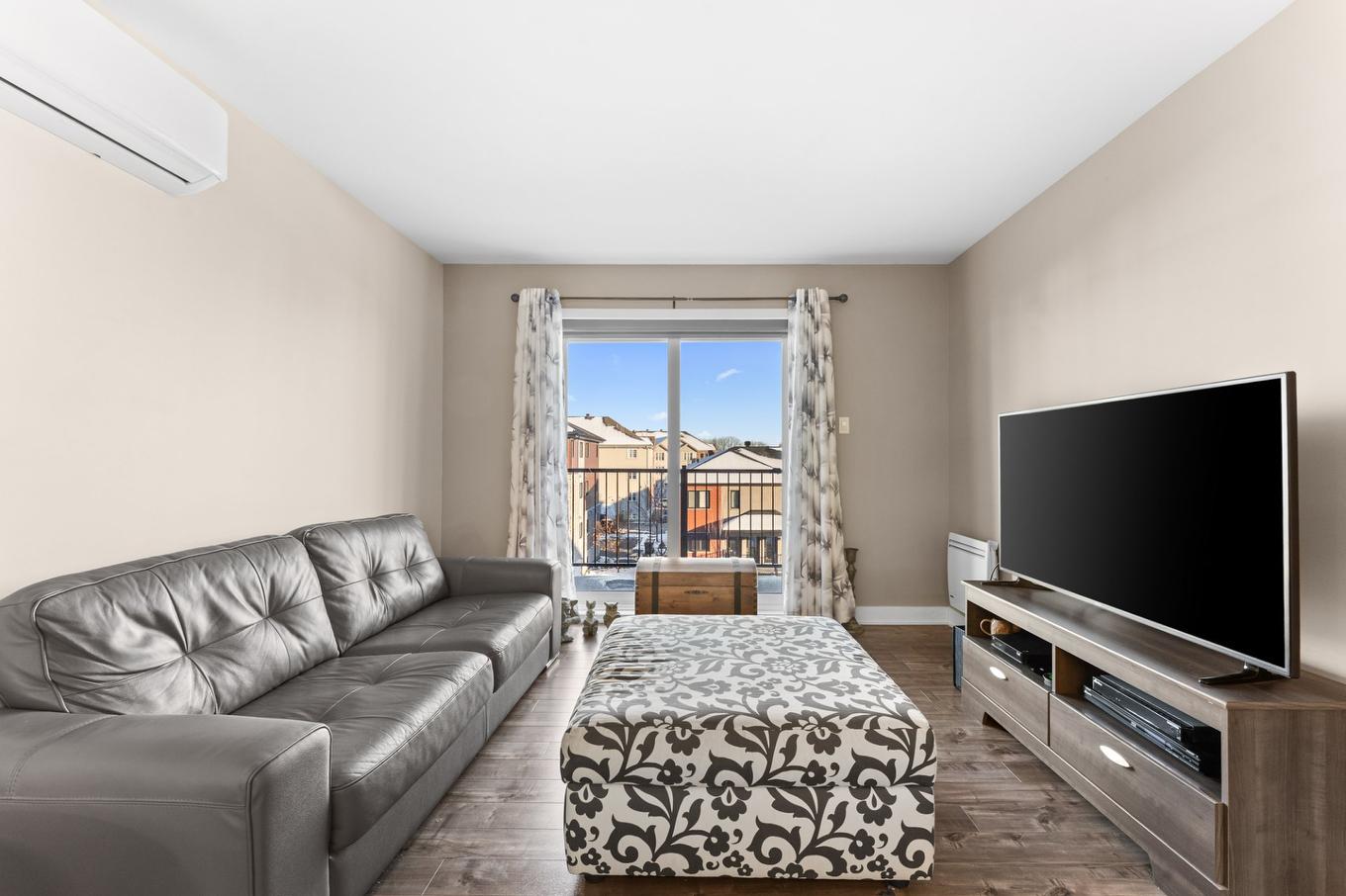 Salon - 304-16281 Rue Forsyth, Montréal (Rivière-Des-Prairies/Pointe-Aux-Trembles), QC - Indoor Photo Showing Living Room