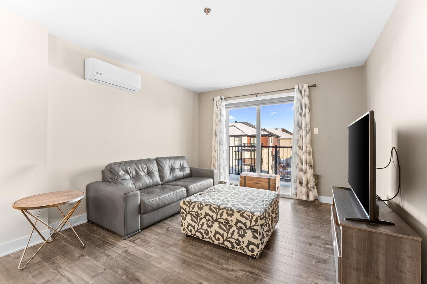 Salon - 304-16281 Rue Forsyth, Montréal (Rivière-Des-Prairies/Pointe-Aux-Trembles), QC - Indoor Photo Showing Living Room