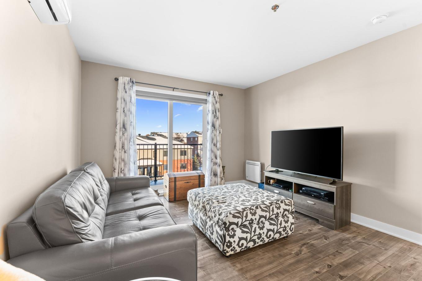 Salon - 304-16281 Rue Forsyth, Montréal (Rivière-Des-Prairies/Pointe-Aux-Trembles), QC - Indoor Photo Showing Living Room