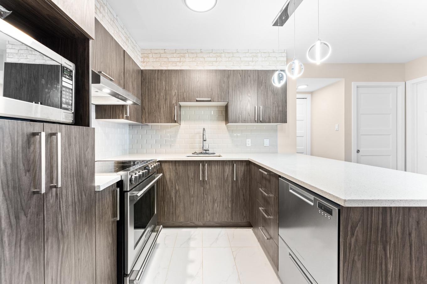 Cuisine - 304-16281 Rue Forsyth, Montréal (Rivière-Des-Prairies/Pointe-Aux-Trembles), QC - Indoor Photo Showing Kitchen With Upgraded Kitchen