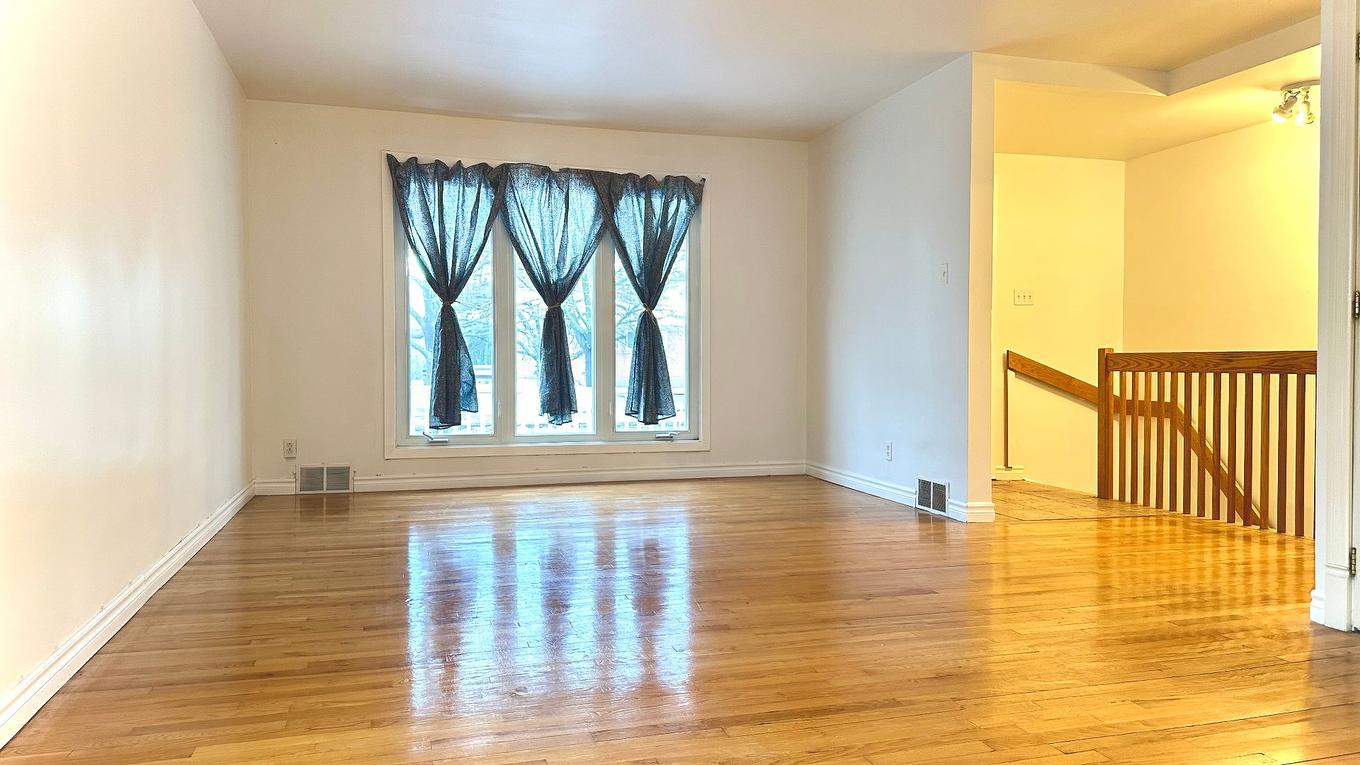 Living room - 215 Av. Allard, Dorval, QC - Indoor Photo Showing Other Room