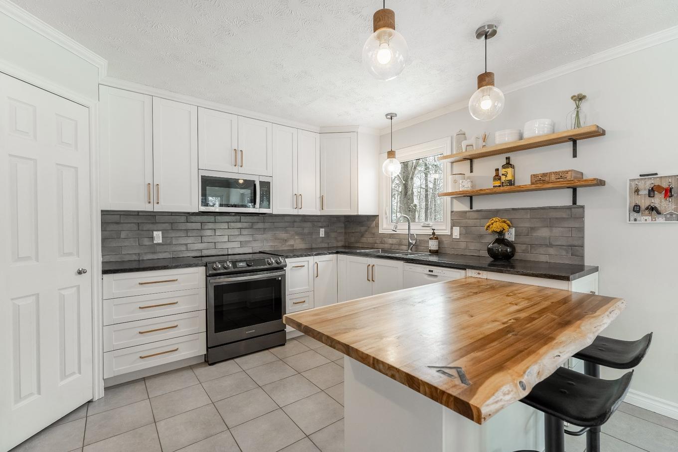 Cuisine - 103 Rue Yvon, Saint-Alphonse-De-Granby, QC - Indoor Photo Showing Kitchen