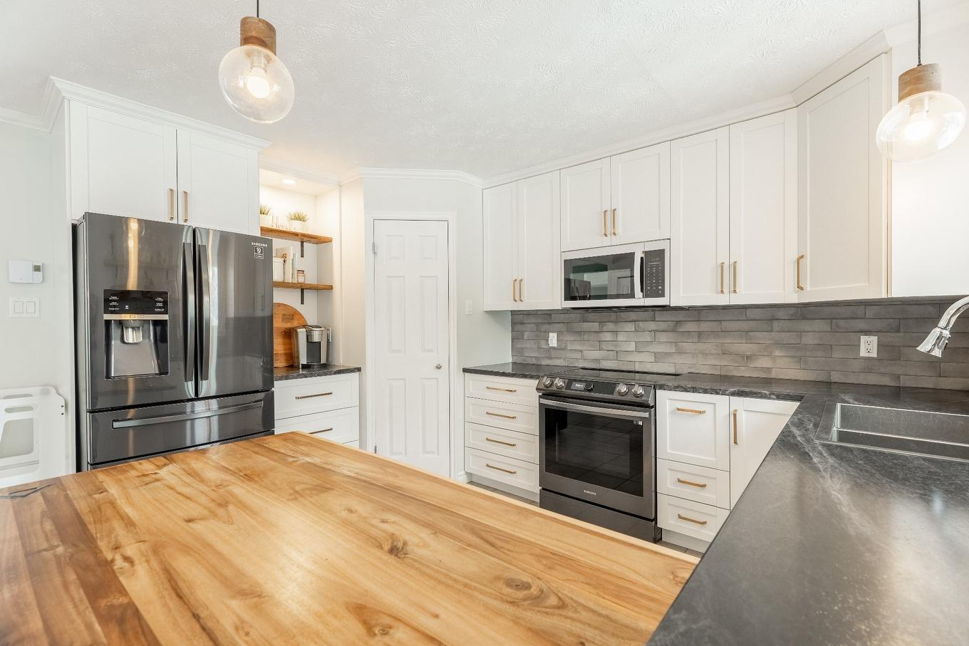Cuisine - 103 Rue Yvon, Saint-Alphonse-De-Granby, QC - Indoor Photo Showing Kitchen With Double Sink With Upgraded Kitchen