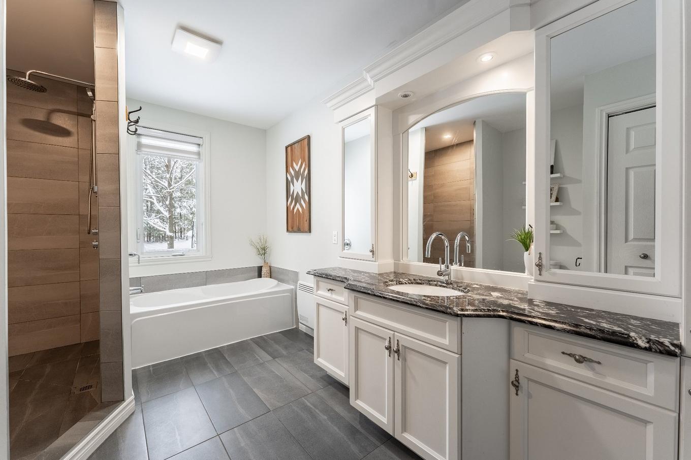 Salle de bains - 103 Rue Yvon, Saint-Alphonse-De-Granby, QC - Indoor Photo Showing Bathroom