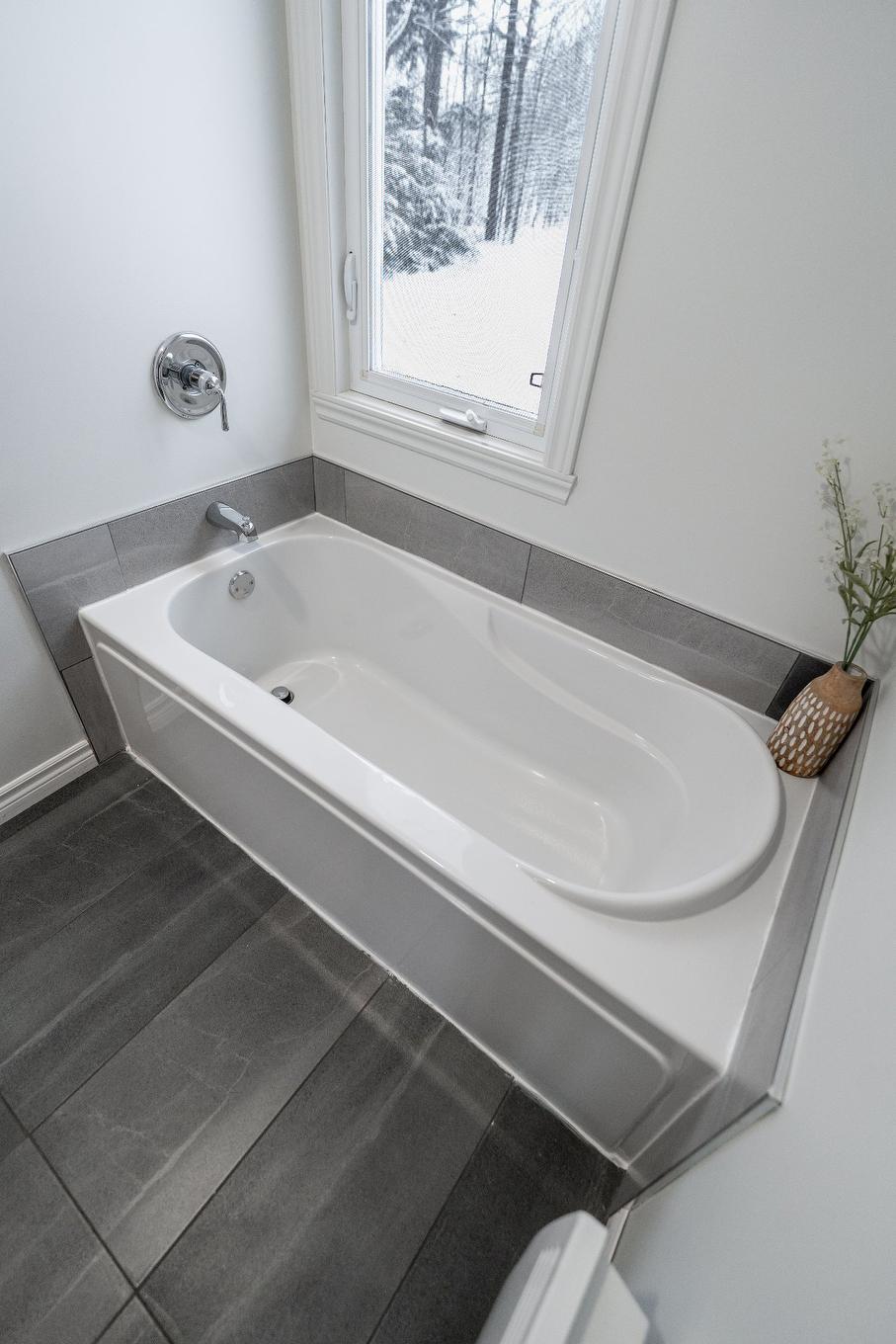 Salle de bains - 103 Rue Yvon, Saint-Alphonse-De-Granby, QC - Indoor Photo Showing Bathroom