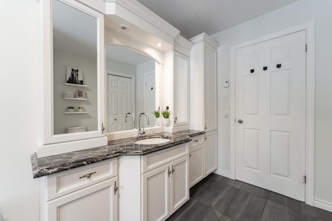 Salle de bains - 103 Rue Yvon, Saint-Alphonse-De-Granby, QC - Indoor Photo Showing Bathroom