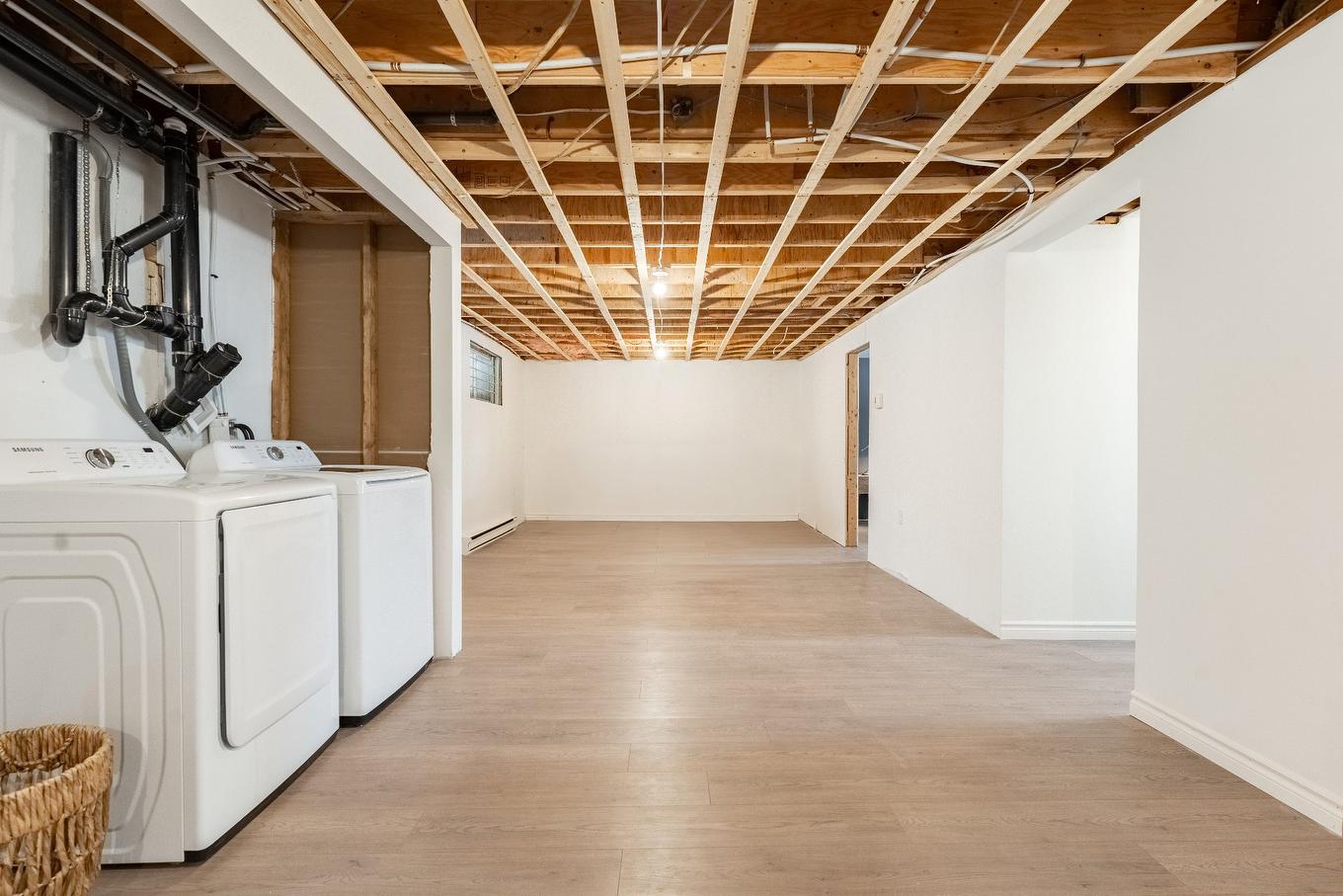 Salle familiale - 103 Rue Yvon, Saint-Alphonse-De-Granby, QC - Indoor Photo Showing Laundry Room