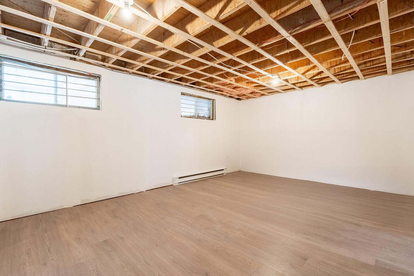 Salle familiale - 103 Rue Yvon, Saint-Alphonse-De-Granby, QC - Indoor Photo Showing Other Room