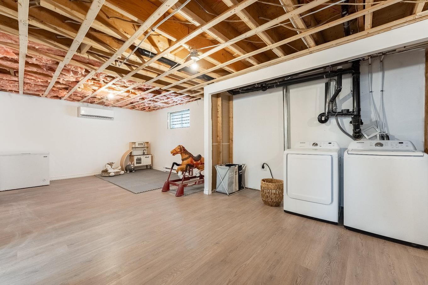 Salle familiale - 103 Rue Yvon, Saint-Alphonse-De-Granby, QC - Indoor Photo Showing Laundry Room