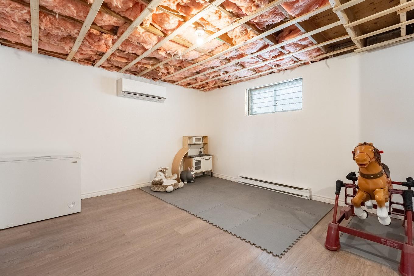 Salle familiale - 103 Rue Yvon, Saint-Alphonse-De-Granby, QC - Indoor