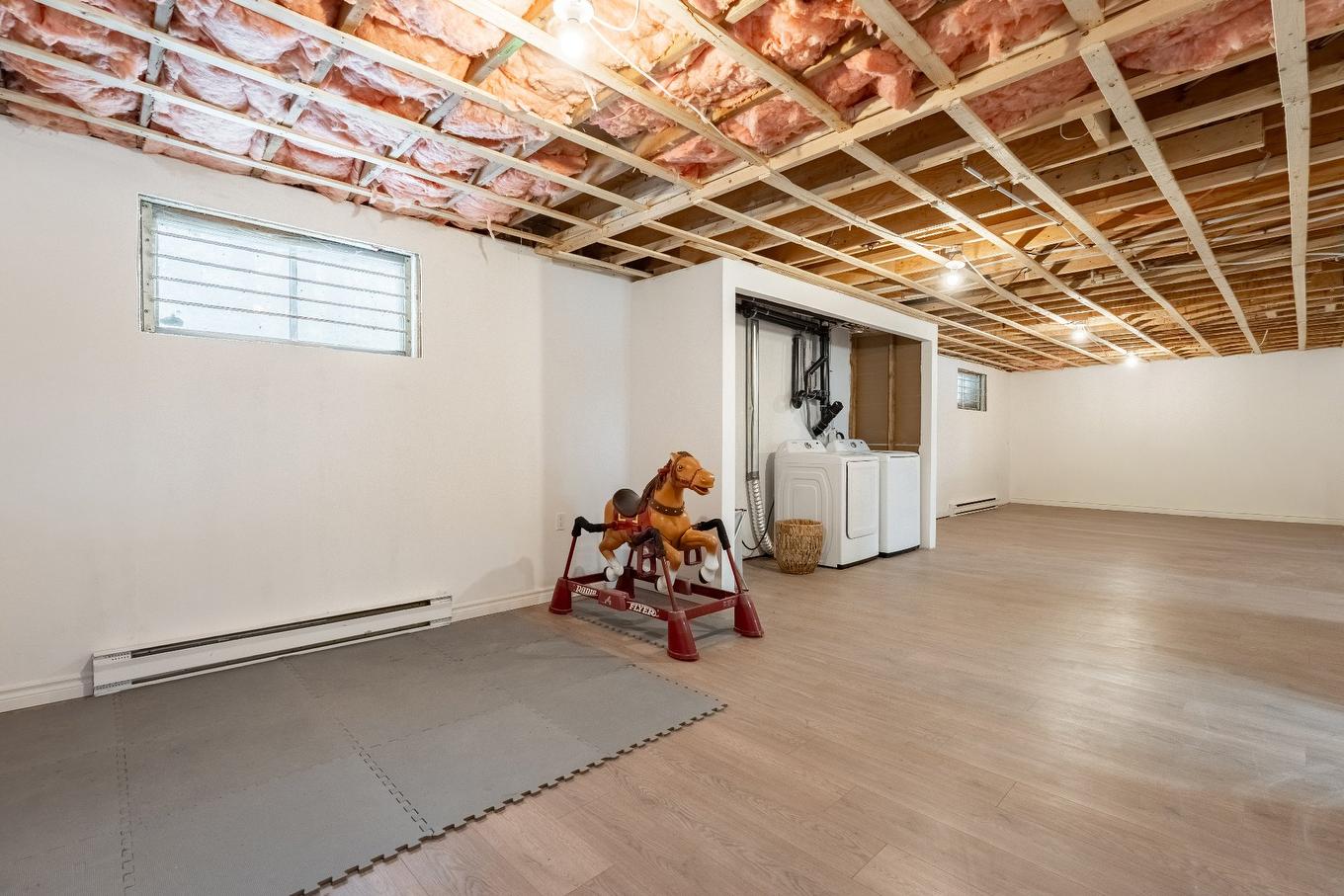 Salle familiale - 103 Rue Yvon, Saint-Alphonse-De-Granby, QC - Indoor Photo Showing Basement