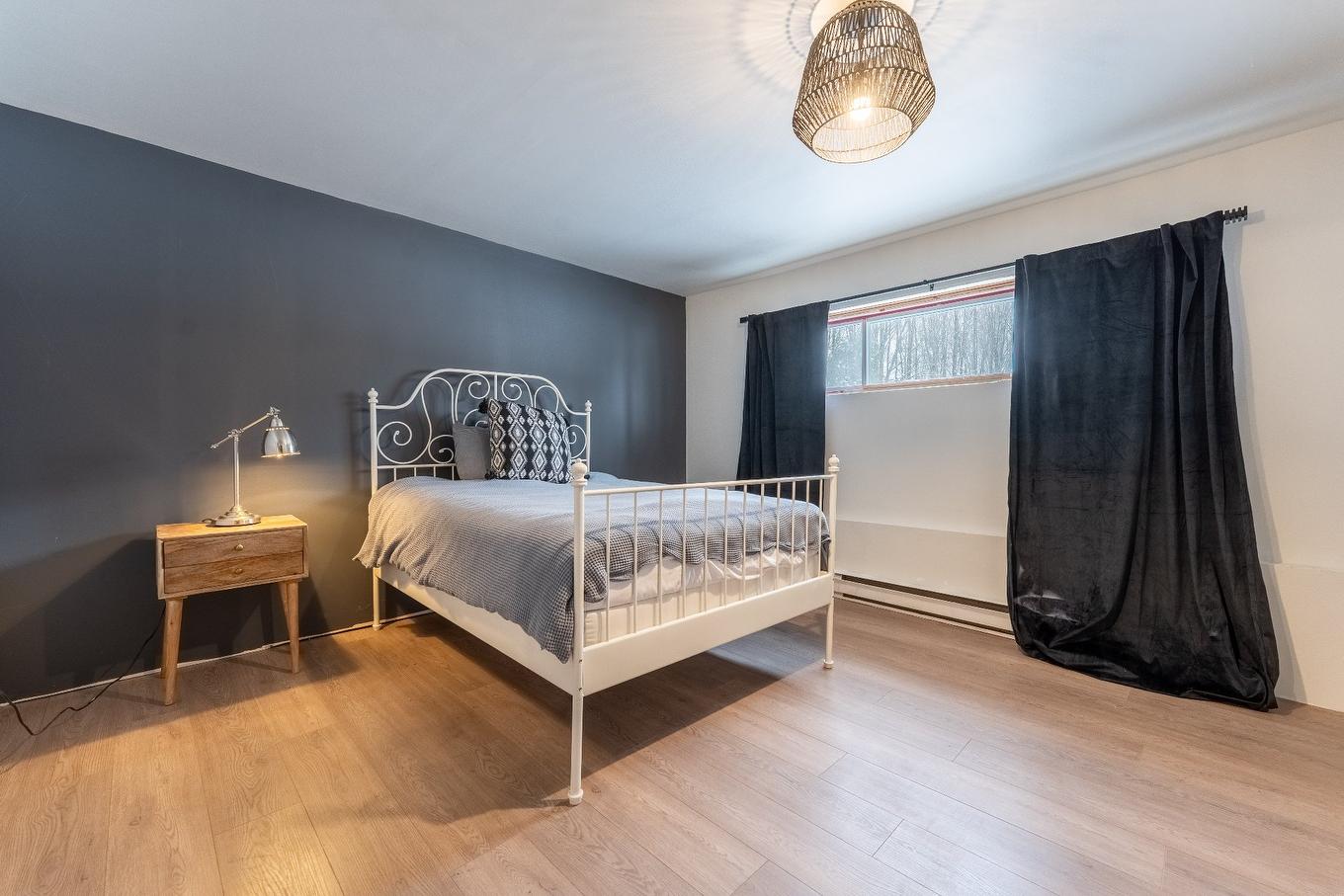 Chambre à coucher - 103 Rue Yvon, Saint-Alphonse-De-Granby, QC - Indoor Photo Showing Bedroom