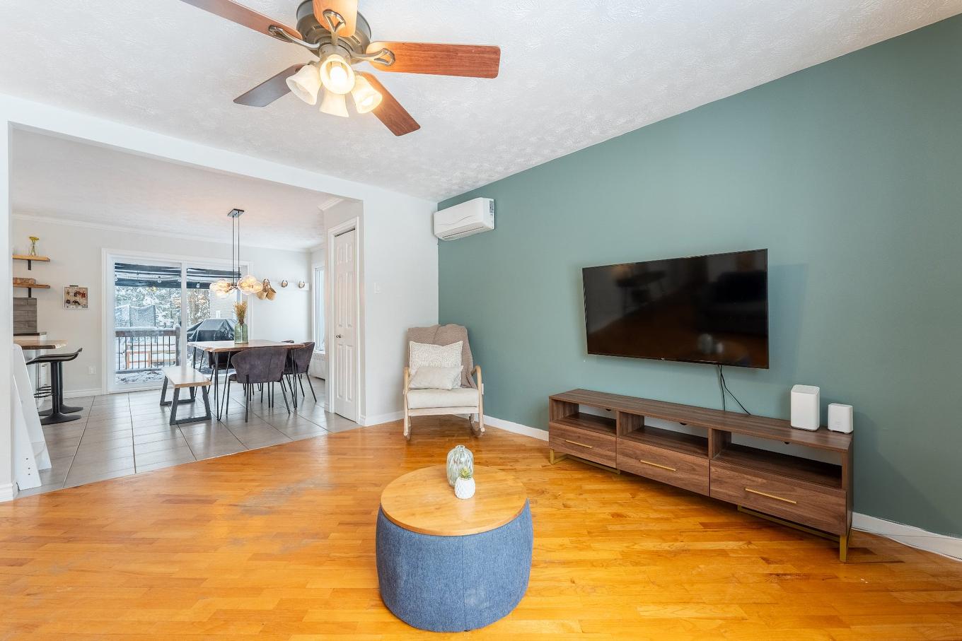 Salon - 103 Rue Yvon, Saint-Alphonse-De-Granby, QC - Indoor Photo Showing Living Room