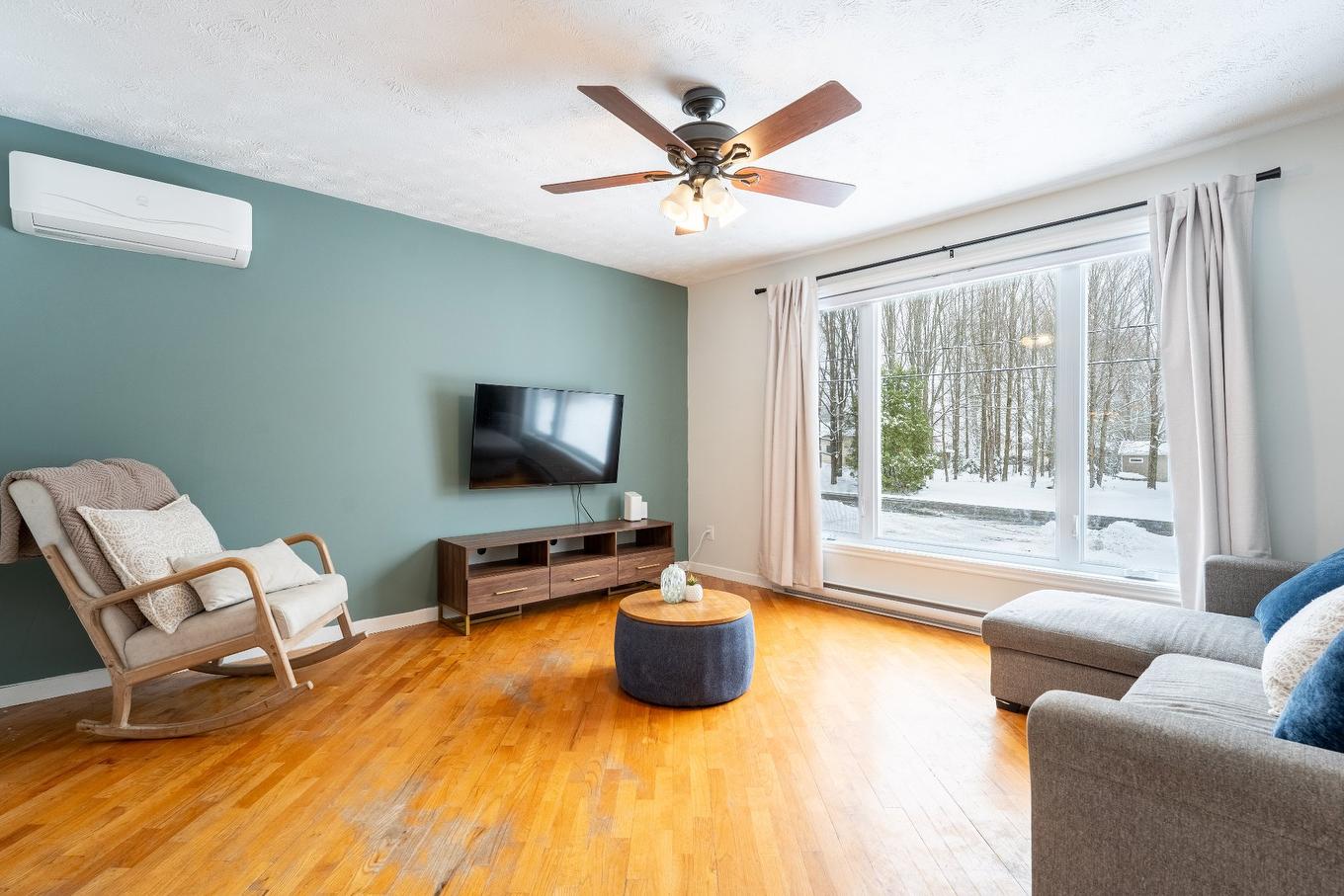 Salon - 103 Rue Yvon, Saint-Alphonse-De-Granby, QC - Indoor Photo Showing Living Room