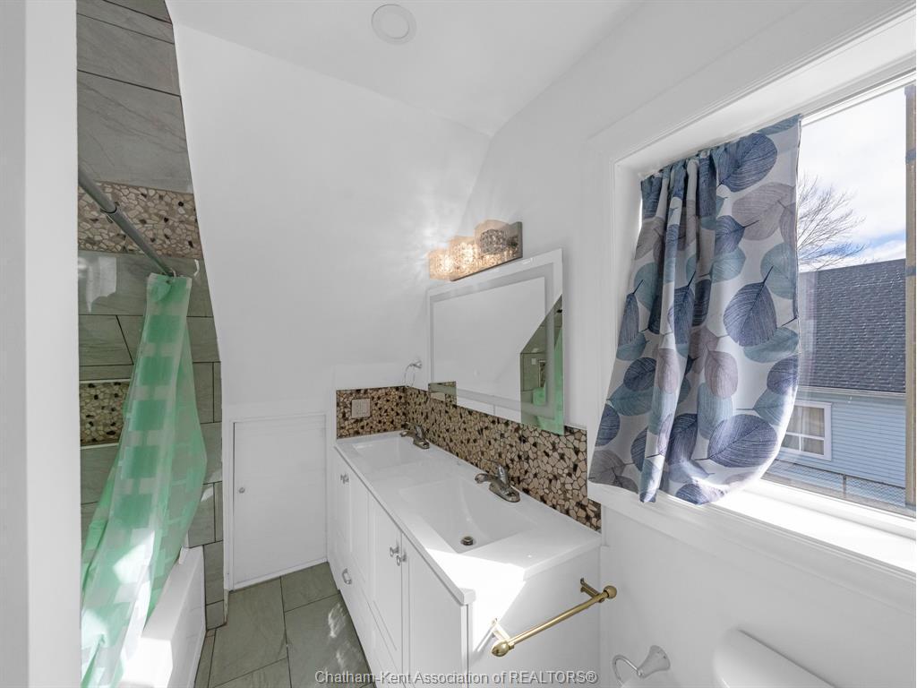 27 Eighth Street, Chatham, ON