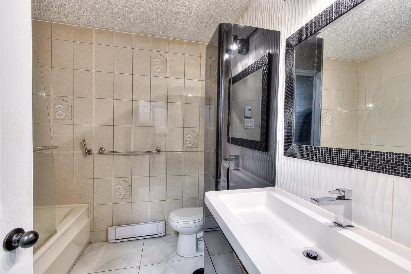 Salle de bains - 202-4330 Rue De La Seine, Laval (Chomedey), QC - Indoor Photo Showing Bathroom