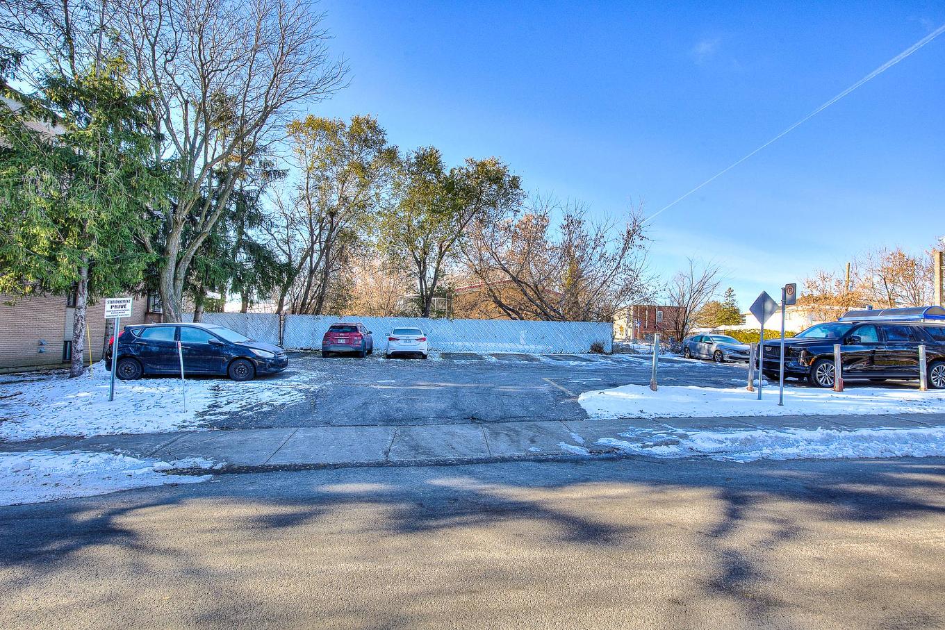 Stationnement - 202-4330 Rue De La Seine, Laval (Chomedey), QC - Outdoor