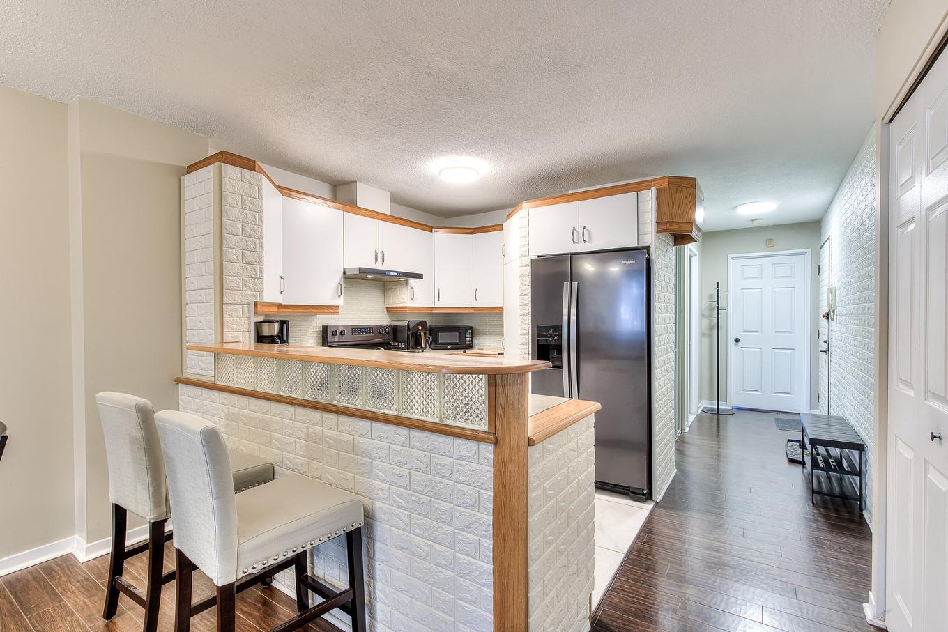 Cuisine - 202-4330 Rue De La Seine, Laval (Chomedey), QC - Indoor Photo Showing Other Room