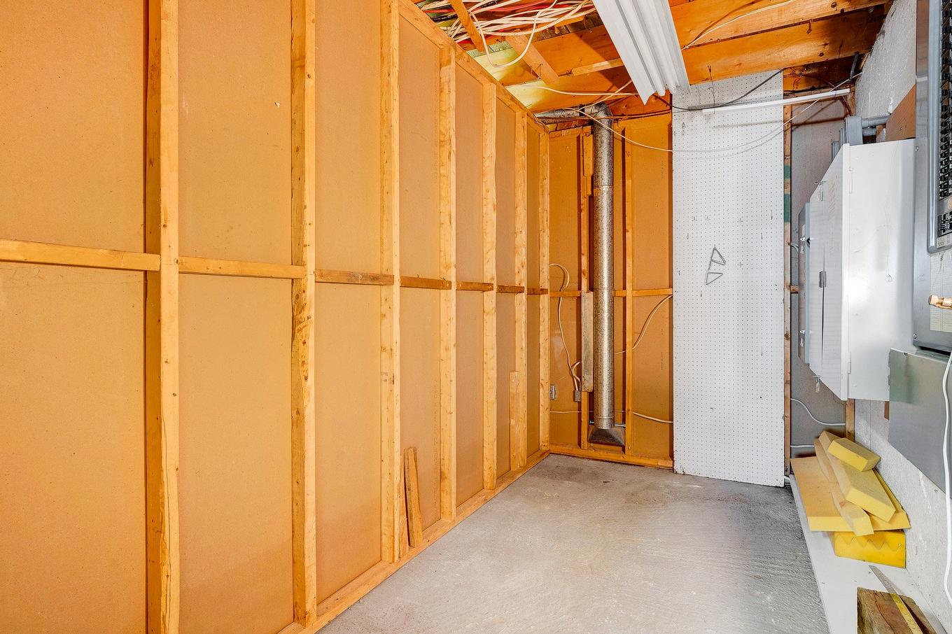 Rangement - 3948 Rue Murielle, Laval (Fabreville), QC - Indoor Photo Showing Basement