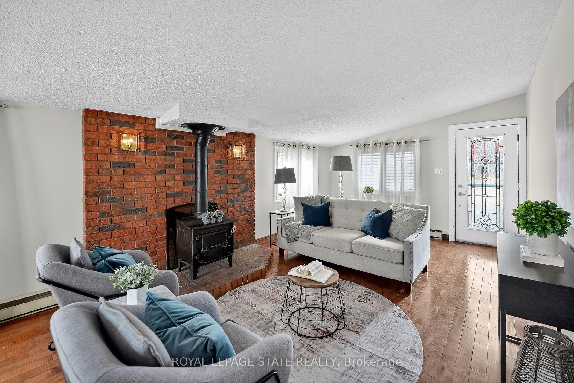 15 Grand Avenue, Grimsby, ON - Indoor Photo Showing Living Room