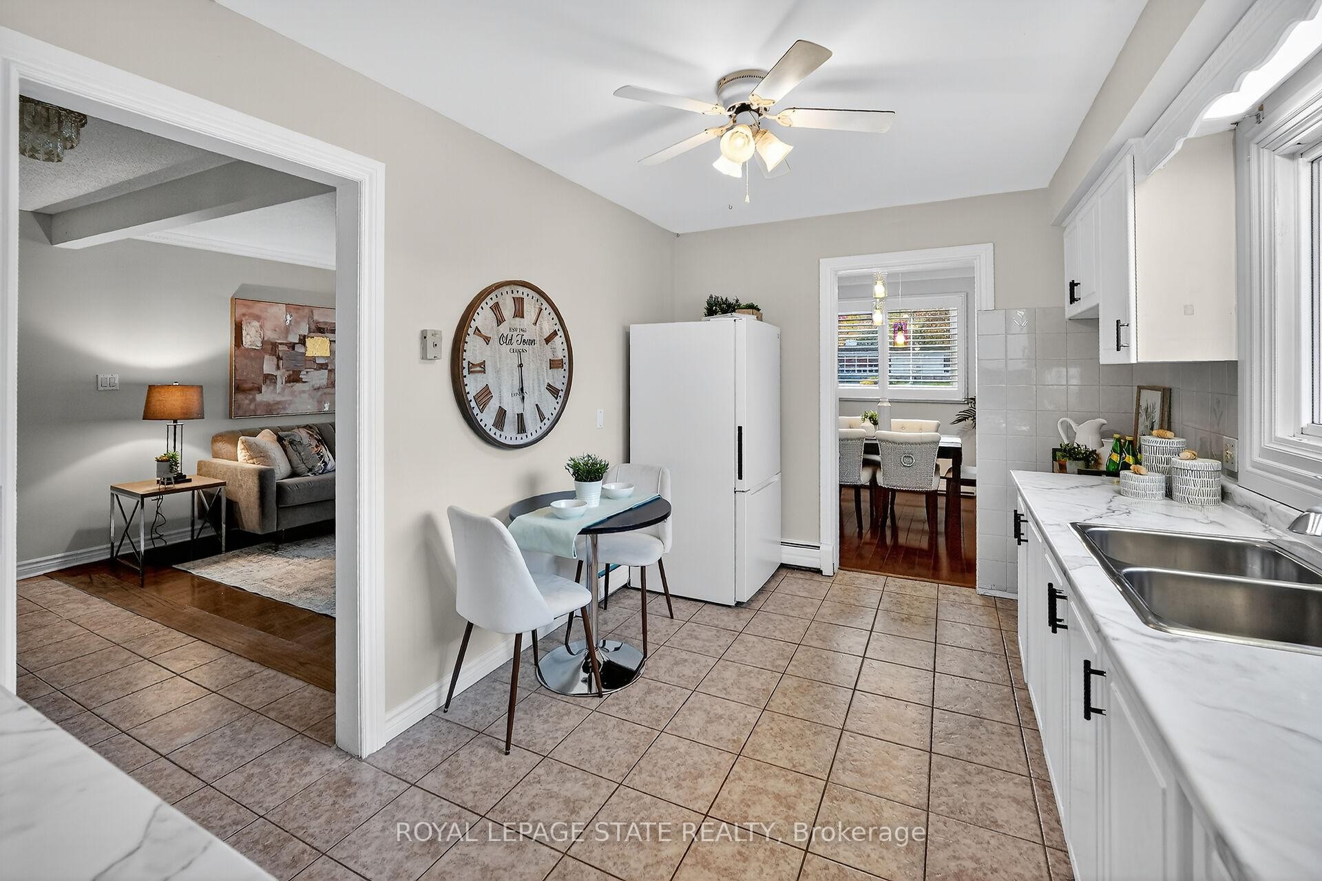 15 Grand Avenue, Grimsby, ON - Indoor Photo Showing Kitchen With Double Sink